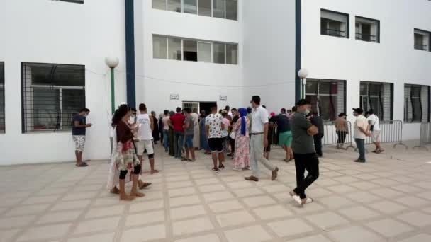 Molte Persone Marocchine Aspettano Fuori Centro Vaccinazione Covid — Video Stock