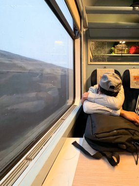 Eve dönerken trende uyuyan genç adam.