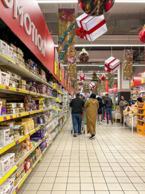 Faslı insanlar Noel boyunca süpermarketten alışveriş yapıyorlar.