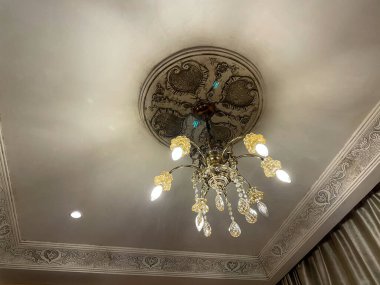 Fas 'ta bir otelde aydınlatılmış avize.