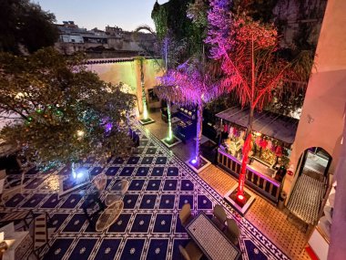 Fas 'ta çok renkli ışıkları olan bir gece kafesi.