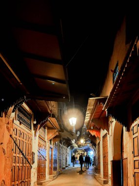 Geleneksel sokak lambası Fes 'in eski Medine' sindeki bir sokakta parlıyor.