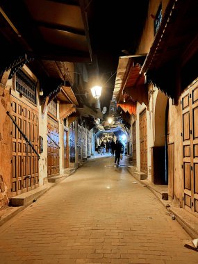 Geleneksel sokak lambası Fes 'in eski Medine' sindeki bir sokakta parlıyor.