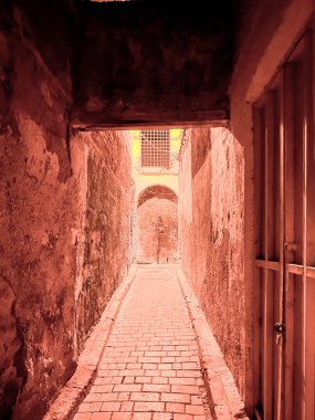 Fes 'in eski Medine' sinde geceleri boş bir cadde