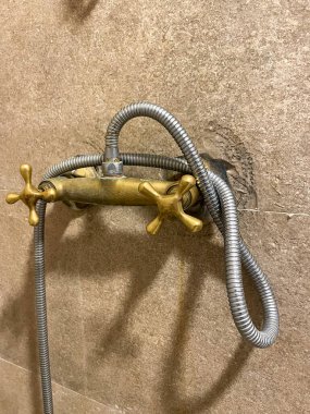 Oteldeki altın duş vanası.