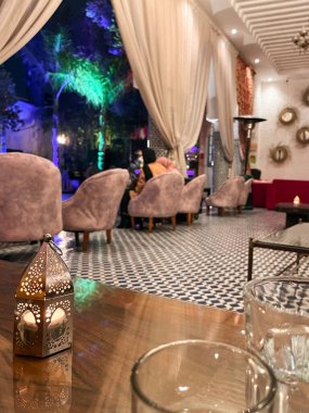 Fez 'in eski Medine' sinde geleneksel bir gezide huzurlu bir akşam.