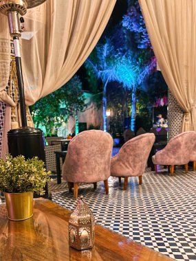 Fez 'in eski Medine' sinde geleneksel bir gezide huzurlu bir akşam.