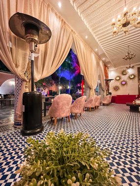 Fez 'in eski Medine' sinde geleneksel bir gezide huzurlu bir akşam.