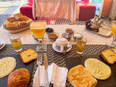 Fas kahvaltısı Fe 'nin eski Medine' sinde lüks bir şenlikte