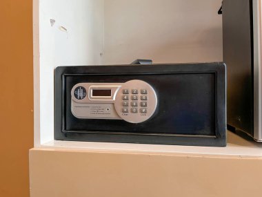 Bir otel odasında kapalı siyah bir kasa.