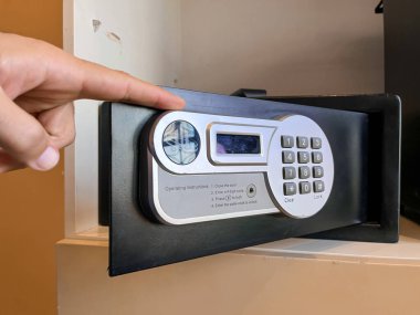 Siyah kasa bir otel odasında açıldı.