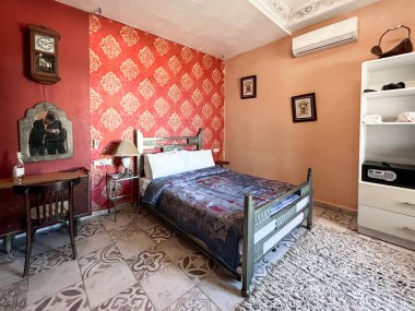 Beyaz yastıklı çift kişilik yatak ve otel odasında kırmızı bir duvar.