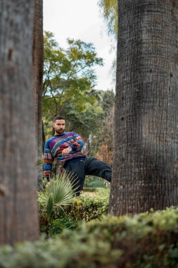 Kamu parkında palmiye ağaçları arasında duran Kafkas modeli