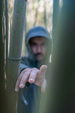 Fas 'ta halka açık bir bambu parkında poz veren Faslı bir adam.