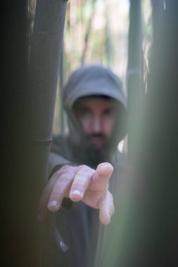 Fas 'ta halka açık bir bambu parkında poz veren Faslı bir adam.