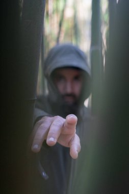 Fas 'ta halka açık bir bambu parkında poz veren Faslı bir adam.