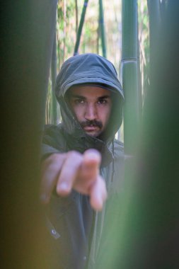 Fas 'ta halka açık bir bambu parkında poz veren Faslı bir adam.