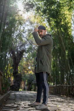 Fas 'ta halka açık bir bambu parkında poz veren Faslı bir adam.