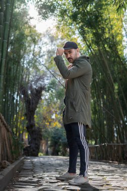 Fas 'ta halka açık bir bambu parkında poz veren Faslı bir adam.