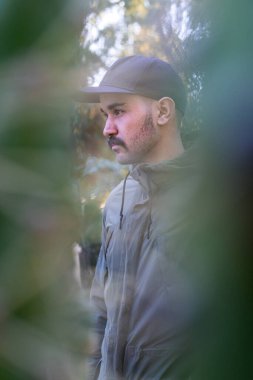 Fas 'ta halka açık bir bambu parkında poz veren Faslı bir adam.