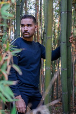 Fas 'ta halka açık bir parkta poz veren Faslı bir adam..