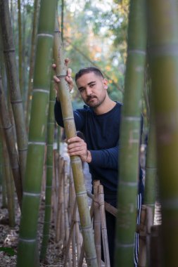 Fas 'ta halka açık bir bambu parkında poz veren Faslı bir adam.