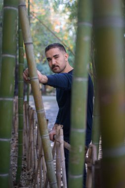 Fas 'ta halka açık bir bambu parkında poz veren Faslı bir adam.