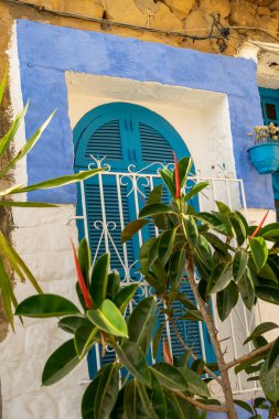 Asilah 'ta maviyle yıkanmış şık taş ev penceresi.