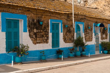 Asilah 'ta mavi ve beyaz renklerle yıkanmış şık taş ev.