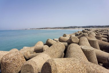 Turkuaz bir okyanustaki kayaların bariyer yapısını