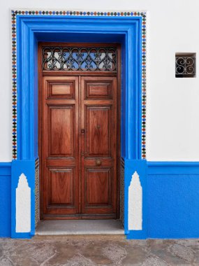 Asilah 'ın eski Medine' sinde kahverengi geleneksel ahşap kapı