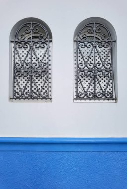 Asilah 'ın eski Medine' sinde metal parmaklıklarla korunan iki küçük pencere.