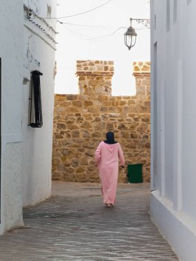 Asilah caddesinde yürüyen yaşlı kadın