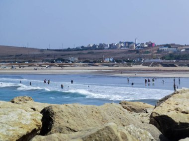 Yerel halk sahilde yaz tatilinin tadını çıkarıyor.