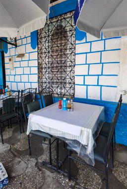 Fas 'ta yerel bir restoranda boş bir masa.