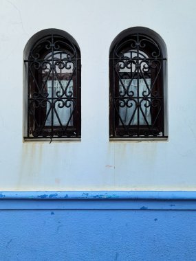 Asilah 'ın eski Medine' sinde metal parmaklıklarla korunan iki küçük pencere.