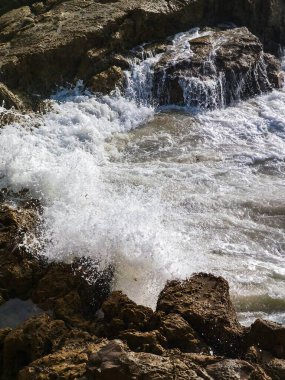 MoroCCO 'daki kıyı kayalarını okyanus dalgaları vuruyor.