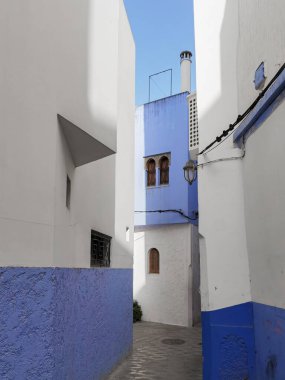Asilah 'ın eski Medine' sindeki beyaz ve mavi binalar