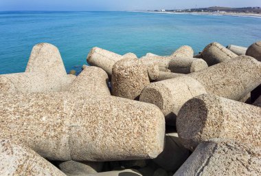 Turkuaz bir okyanustaki kayaların bariyer yapısını