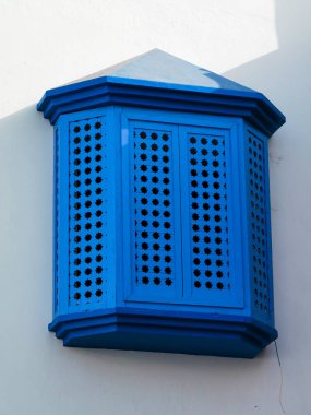 Asilah 'ın eski Medine' sinin mavi sade ahşap penceresi