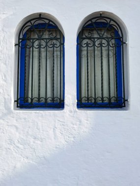 Asilah 'ın eski Medine' sinde metal parmaklıklarla korunan iki küçük pencere.