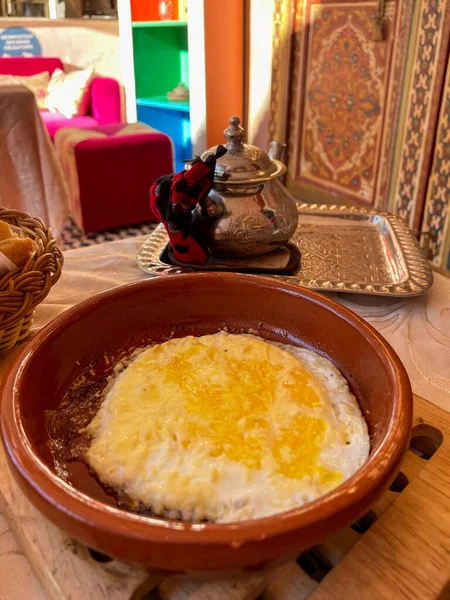 Жареные Яйца Марокканском Таджине Отеле — стоковое фото
