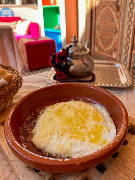 Sült Tojás Egy Marokkói Tagine Egy Szállodában — Stock Fotó