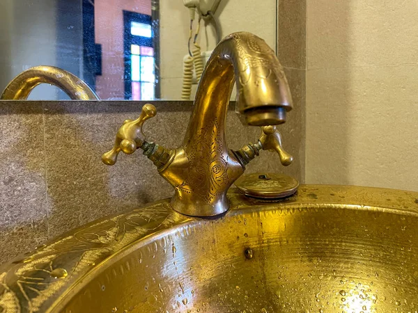 Torneira Dourada Com Sua Pia Uma Casa Banho Hotel — Fotografia de Stock