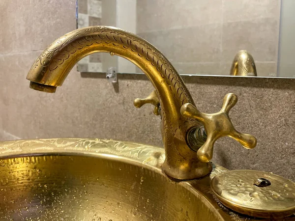 Bir Otelin Duş Odasında Lavabosu Olan Altın Musluk — Stok fotoğraf