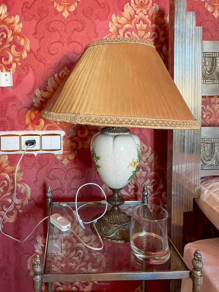 Прикроватная Лампа Бокалом Вина Тумбочке — стоковое фото