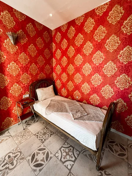 ホテルの部屋に白いシーツのシングルベッド — ストック写真