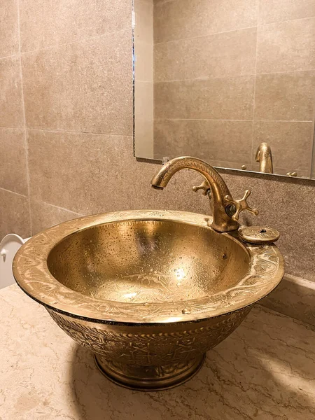 Złoty Kran Umywalką Łazience Hotelu — Zdjęcie stockowe