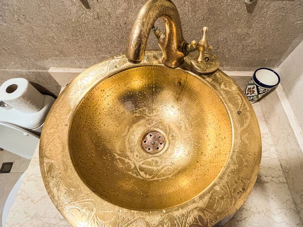 Torneira Dourada Com Sua Pia Uma Casa Banho Hotel — Fotografia de Stock