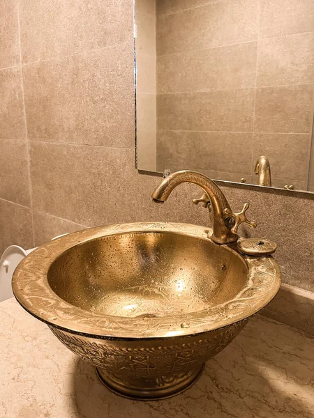 Robinet Doré Avec Son Lavabo Dans Une Salle Douche Hôtel — Photo